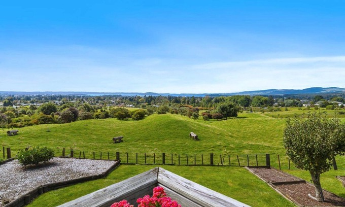 Rotorua House | Exclusive Aww Sheep: Panoramic Ocean View & Spa Retreat