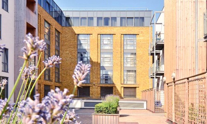 Battersea Apartment | Family-Friendly Axiom Park Hotel with Spa & Breakfast