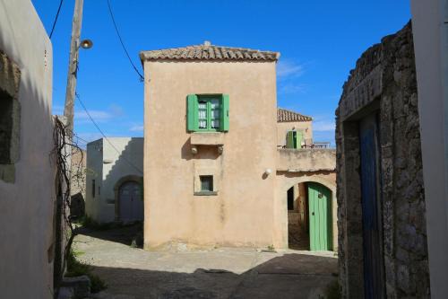 Aroniadika House | Pet-Friendly Axion Studios with Breakfast & Family Amenities