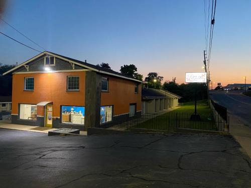 Berryville Hotel | Family-Friendly Retreat at Aya's Blossoms Inn