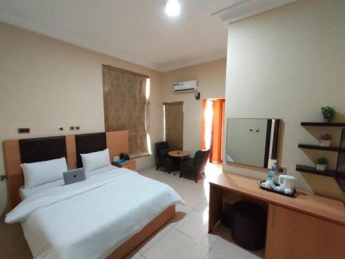 Ibadan Hotel | Discover AYAAKAJE GUEST HOUSE: 4-Star Family-Friendly Stay