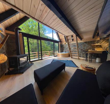 Ayder Apartment | Relaxing Ayder Çalıkuşu Bungalov with Hot Tub Amenities