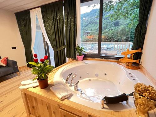 Ardesen Hotel | Guest Rated: Ayder Vip River with Hot Tub & Family-Friendly Amenities