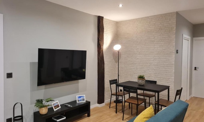 Uribarri Apartment | Convenient Ayuntamiento Hotel with Free Parking & Child-Friendly