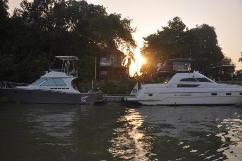 Samphao Lom Hotel | Discover Ayutthaya River Camp & Yacht Charter Experience