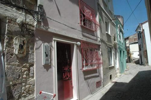 Ayvalik City Center House | Historic Ayvalıgın Rum House: Pet & Child Friendly Stay