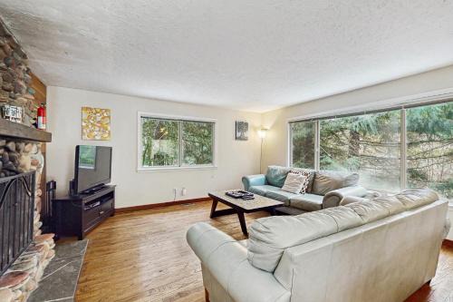 Rhododendron House | Relax at Azalea Breeze: Family-Friendly Getaway Awaits