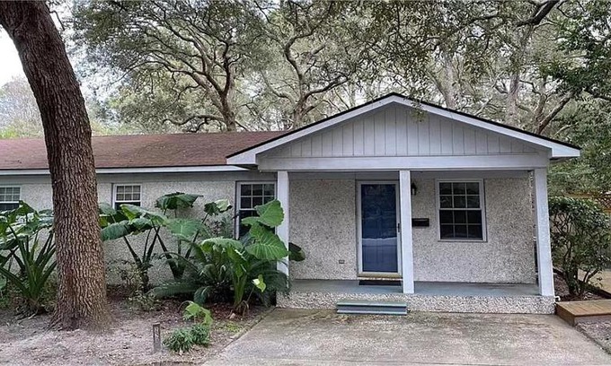 Jekyll Island Apartment | Inviting Azalea Cottage Duplex: Family-Friendly Retreat