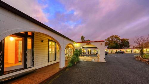 Coonabarabran Hotel | Experience Comfort at Azalea Motel - Family-Friendly Retreat