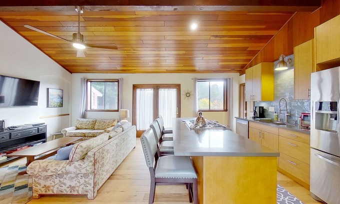 McKinleyville House | Indulge in the Azalea Reserve Upstairs Suite Experience