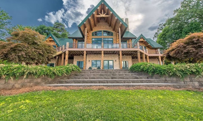 Lake Norman of Catawba Cabin | Lake View Azalea Retreat Lodge by AvantStay - Guest Rated 9.6