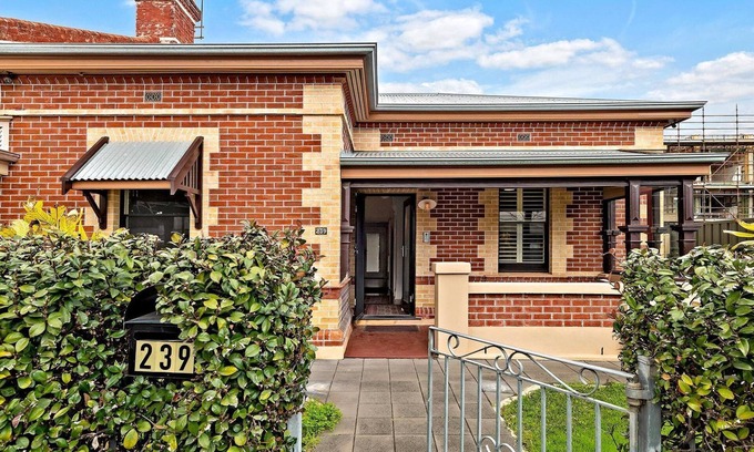 Adelaide Central Business District House | Guest Rated 10/10: Azami Cottage with Breakfast & Kitchen