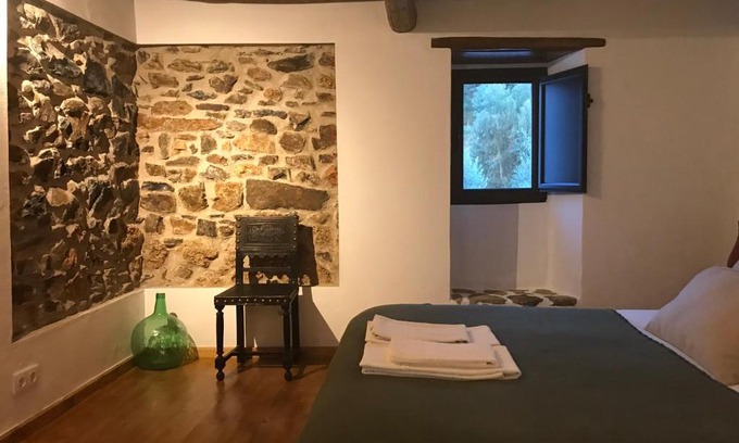 Santa Maria de Marvao House | Relax at Azeite de Marvão with Oceanfront Pool & Dining