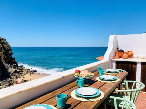 Azenhas do Mar House | Oceanfront Azenhas do Mar Beach House: Pet-Friendly Stay