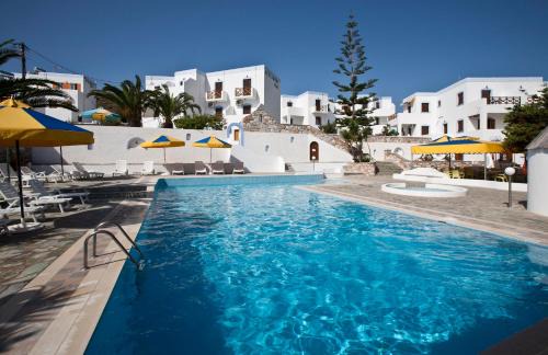 Azolimnos Apartment | Relax at Azolimnos Bay with Pool and Breakfast Options