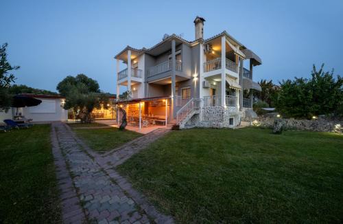 Elia Apartment | Pet-Friendly Azure Nikiti with High Guest Ratings Await