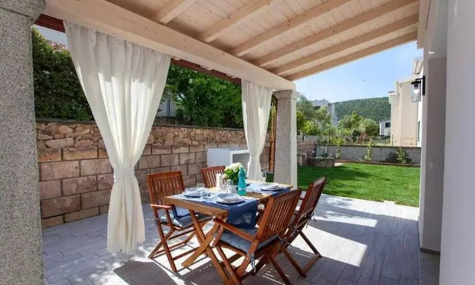 Tanaunella Apartment | Azure Relax: Oceanfront Stay with Family-Friendly Perks