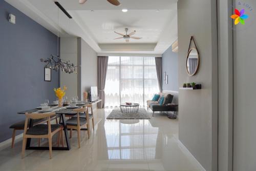 Petaling Jaya Apartment | Relax at Azure Residences with Pool Access Near Paradigm Mall