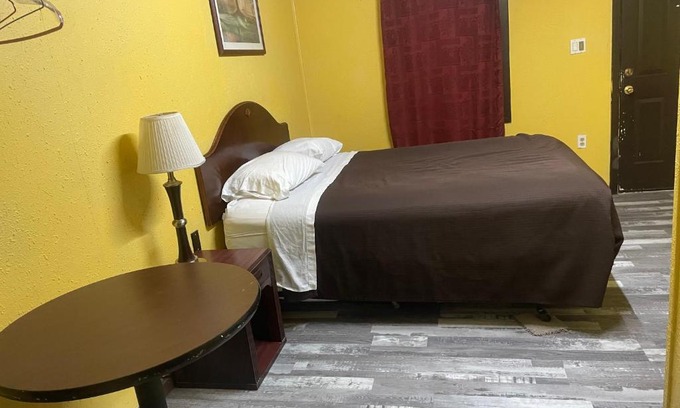 Fort Scott Hotel | Pet-Friendly Azure Sky Motel with Great Guest Ratings