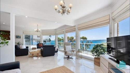 Belmont House | Azure Vista: Family-Friendly Retreat with On-Site Dining