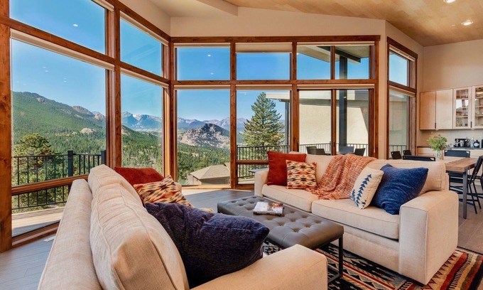 Estes Park House | Azure Vista Vacation Home: Exceptional Stay with Breakfast