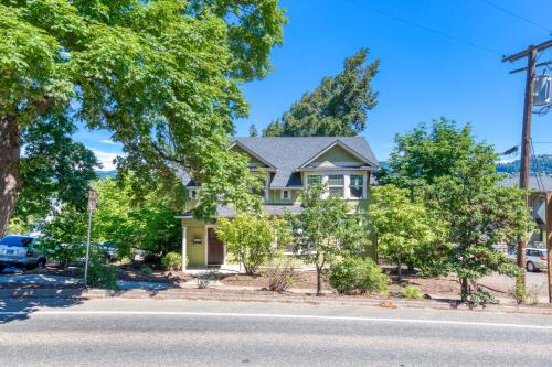 Hood River House | Family-Friendly Azusa House with Relaxing Hot Tub Amenities