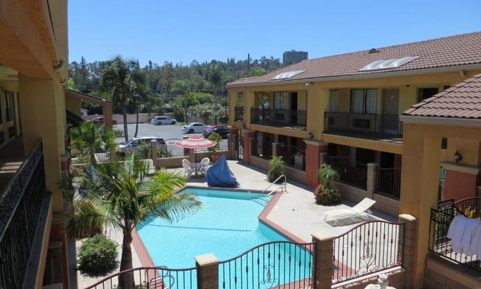 Valinda Hotel | Discover Comfort at Azusa Inn with Oceanfront Amenities