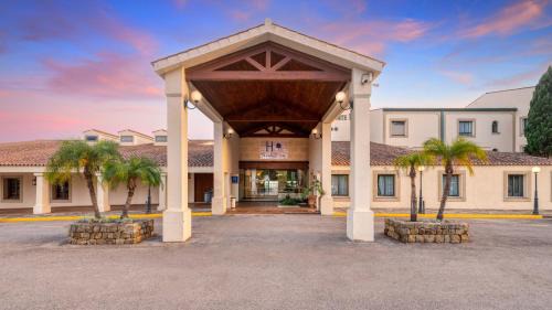 Los Barrios Hotel | Experience Comfort at Guadacorte Park: Pet Friendly & Oceanfront