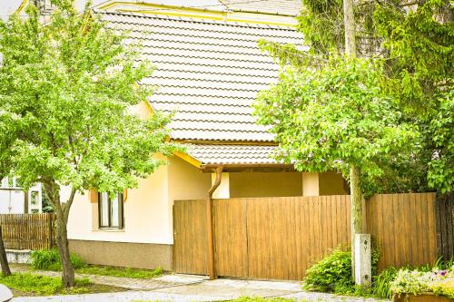 Tiszababolna House | Explore Bárdos Vendégház: 4-Star Comfort with Hot Tub