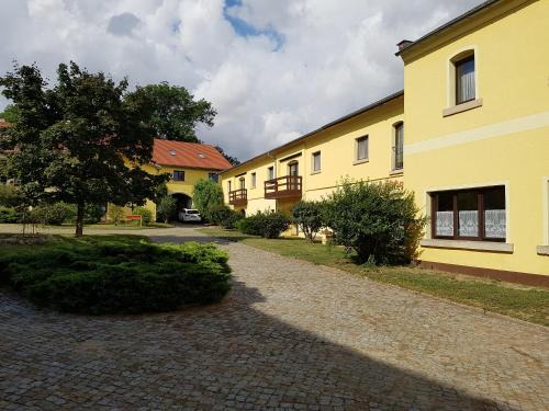 Priestewitz Apartment | Discover Bärchenhof: Family-Friendly Retreat with Kitchen