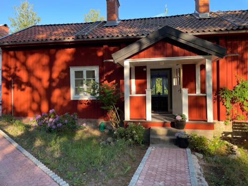 Hallstahammar Municipality Bed & Breakfast | Pet-Friendly Bagarstugan: Rated 10/10 for Family Comfort