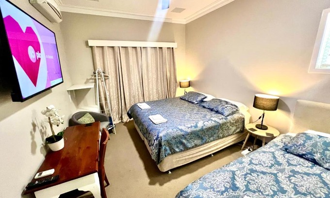 Northam House | Family-Friendly Bõucher Manor in Northam with Great Reviews