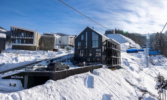 Demanovska Dolina Apartment | Explore BÚDA Jasná: Pet-Friendly Retreat with Hot Tub