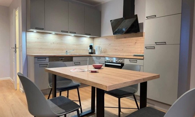 Sahrensdorf Apartment | Relax at Büdlfarm, Hühnerstall with Ocean Views & Breakfast
