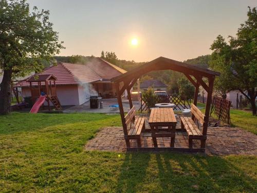 Bukkmogyorosd Apartment | Discover Comfort at BükkRoseHill: Rated 9/10 with Hot Tub