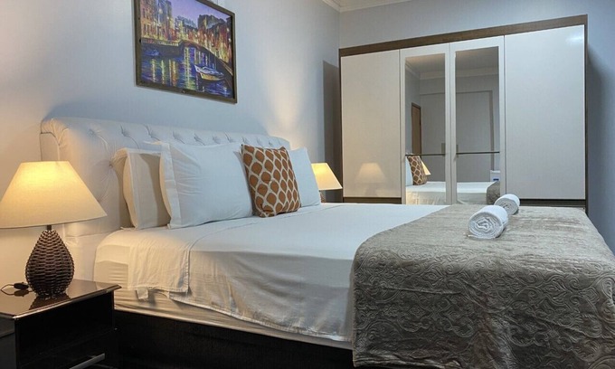 Anapolis Hotel | Inviting B & A Suites Inn: Pool, Spa, and Family Fun