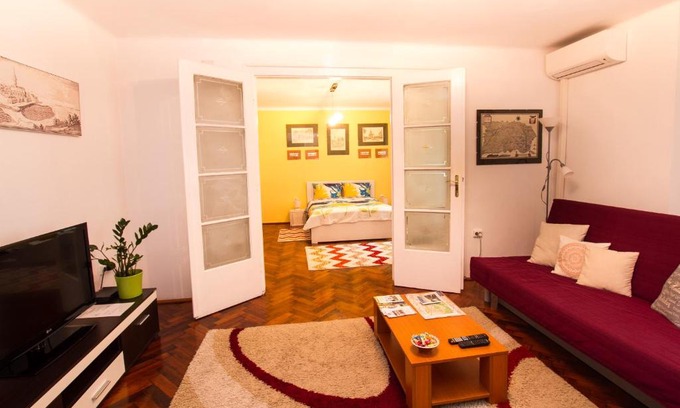 Old City Apartment | Exceptional B Apartments - Family & Pet-Friendly Retreat