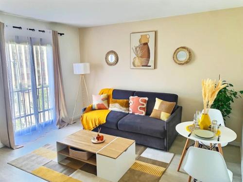 Meudon-la-Foret Apartment | Bright Apartment Near Velizy - Family-Friendly Stay