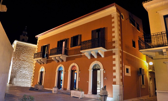 Comiso Apartment | Explore B & B "Al Teatro" in Comiso with Oceanfront Views