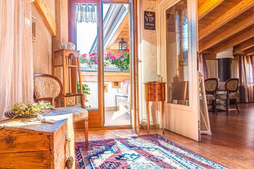 Barco Bed & Breakfast | Elegant B&B Alla Loggia dell'Imperatore with Breakfast Included