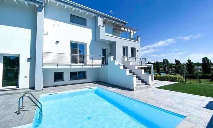 Peschiera del Garda Bed & Breakfast | Elegant Boutique Villa Sara: Pool & Hot Tub Retreat