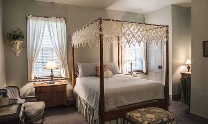 Canandaigua Bed & Breakfast | Inviting B&B at Oliver Phelps with Pool & Restaurant
