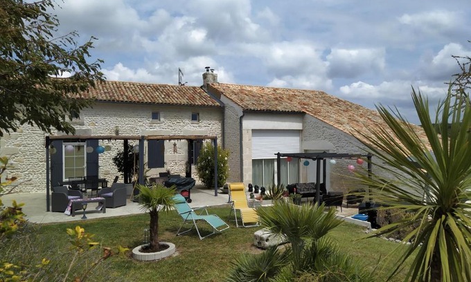 Saint-Georges-des-Agouts Bed & Breakfast | Pet-Friendly B&B Bel Agave with Oceanfront Spa & Dining