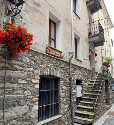 Donnas Bed & Breakfast | Cozy B&B Bourg: Family-Friendly Retreat Awaits You