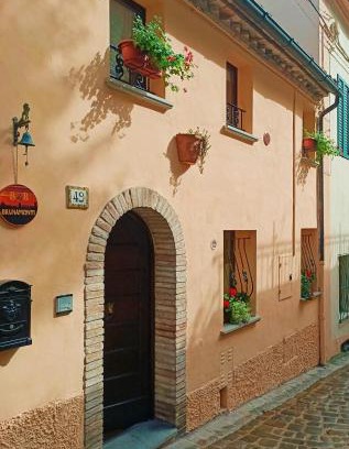 Arcevia Bed & Breakfast | Discover B&B Brunamonti: Family-Friendly Stay with Dining