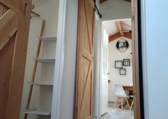 Abbestede Apartment | Cozy Oceanfront B&B Buiten Gewoon Callantsoog, Rated 9.2