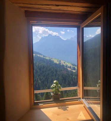 San Nicolo di Comelico Bed & Breakfast | Discover B&B Cèda Cmadins: Family-Friendly Retreat