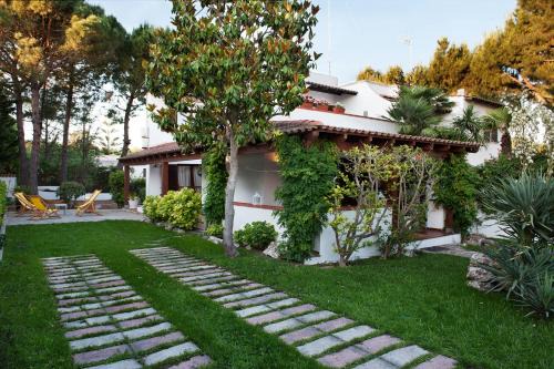 Leporano Marina Bed & Breakfast | Relax at B&B Canneto Beach with Oceanfront Pool & Dining