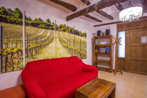El Grado House | Cozy B&B Casa Forcada: Child-Friendly Retreat with Kitchen