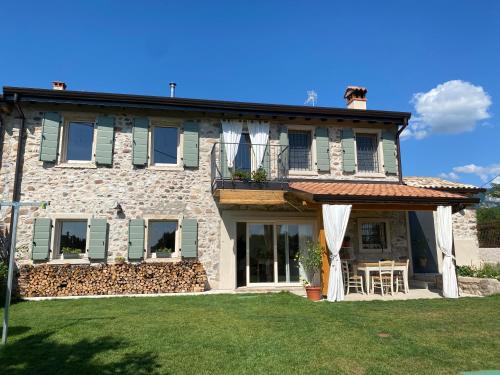 Caprino Veronese Bed & Breakfast | Top-Rated B&B Casa Trambasore: Pet Friendly with Kitchen